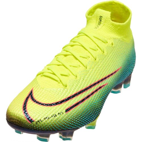 latest nike soccer shoes